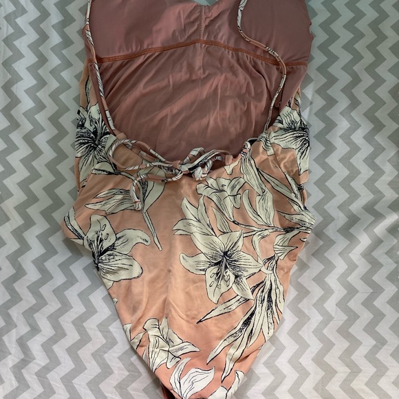 Roxy one piece - Picture 3 of 4